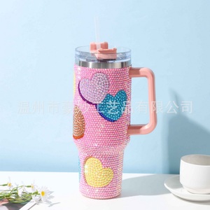 Tazza Termica con Glitter e Strass a Forma di Labbra che si Baciano, 40 oz, per San Valentino, con Manico e Fiocco a Cuore - Product Image 6