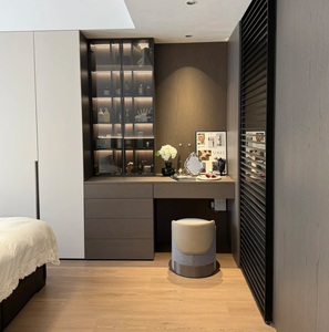 Système de dressing sur mesure en <span class=keywords><strong>bois</strong></span> <span class=keywords><strong>massif</strong></span> multicouche moderne, disposition personnalisée pour une chambre à coucher parfaitement aménagée - Product Image 4