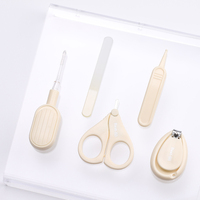 Ensemble de manucure pour bébé écologique sur mesure, 5 pièces, en matériau PP, pour soins quotidiens, avec lampe de poche, cure-oreilles, coupe-ongles, emballage en boîte colorée