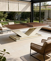 Table de ping-pong élégante et luxueuse avec rangement intégré pour les raquettes et bords de table raffinés pour villa sophistiquée