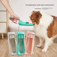 Distributeur d'eau portable pliable moderne de grande capacité, étanche, pour chats et chiens, utilisation en extérieur, forme de bouteille, en plastique
