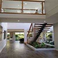 Escalier droit moderne en bois massif pour intérieur, avec marches flottantes et poutre en acier pour villa