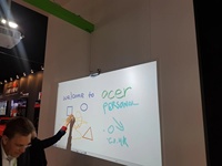 Tableau blanc interactif à projection à bas prix, projecteur intelligent, écran virtuel pour l'enseignement, la formation, les réunions, les conférences