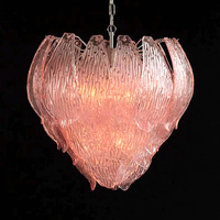 Lustre LED en verre rose givré de style antique français avec corps doré, taille moyenne, hauteur réglable pour l'éclairage des escaliers de la maison et de la villa