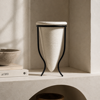 Vase en céramique moderne avec support en fer noir, vase décoratif sculptural de forme conique blanche pour la décoration de table console