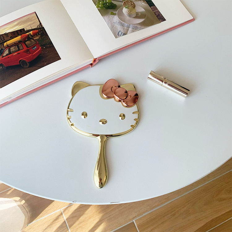 Or + tenu dans la main