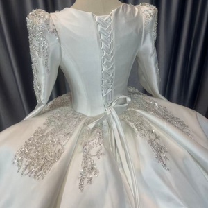 Vestido de Novia Musulmán Lscm74 Personalizado de Satén con Mangas Largas, Espalda Descubierta, Apliques, Escote Corazón y Cola Capilla - Product Image 6