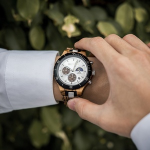 Montre chronographe <span class=keywords><strong>en</strong></span> <span class=keywords><strong>bois</strong></span> élégante avec <span class=keywords><strong>lunette</strong></span> noire, accessoire intemporel pour hommes sophistiqués - Product Image 1