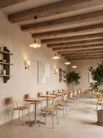 Ensembles table et chaises en bois massif personnalisables, style Wabi-sabi moderne et minimaliste, avec banquettes en bois à assise souple, pour cafés, salons de desserts et salons de thé.