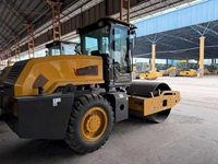 Nouvelle rouleuse vibrante à tambour unique XS85J de 8 tonnes, largeur de compactage de 1,68 m, puissance de 68 kW, force de compactage de 110 kN