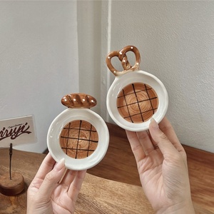 Lelyi Ins Graziosa Ciotola in Ceramica Fatta a Mano con Manico a Forma di Pane, Piatto Creativo di Alta Qualità per Salse e Condimenti, Stile Femminile - Product Image 1