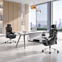 Chaise ergonomique grise entièrement en mesh avec soutien lombaire dynamique, inclinaison à 150°, dossier à 4 niveaux, repose-pieds floqué, base en aluminium et roulettes silencieuses en PA