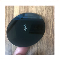 Plaque de verre trempé noir personnalisée de 1 mm avec logo sérigraphié pour station de charge sans fil de téléphone portable