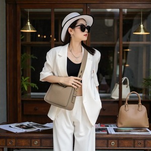 Sac à bandoulière en cuir de créateur de qualité supérieure pour femmes, avec fermeture sécurisée et design tendance, disponible à la vente - Product Image 4