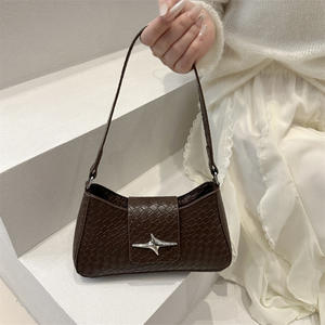 Venta al por mayor de estilo coreano de textura trenzada Mini bolsos de mano para las mujeres de lujo de inspiración de hombro y bolsos cruzados - Product Image 6