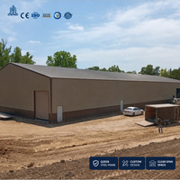 Edificio de Almacenamiento Prefabricado, Almacenamiento de Materiales a Granel, Puertas de Gran Acceso, Área de Carga para Camiones, Instalación Industrial de Suministros
