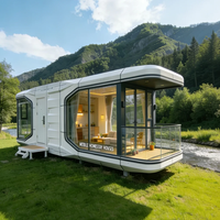 Capsule spatiale préfabriquée pour hébergement, avec intérieur moderne, idéale pour les centres de glamping et la personnalisation en usine