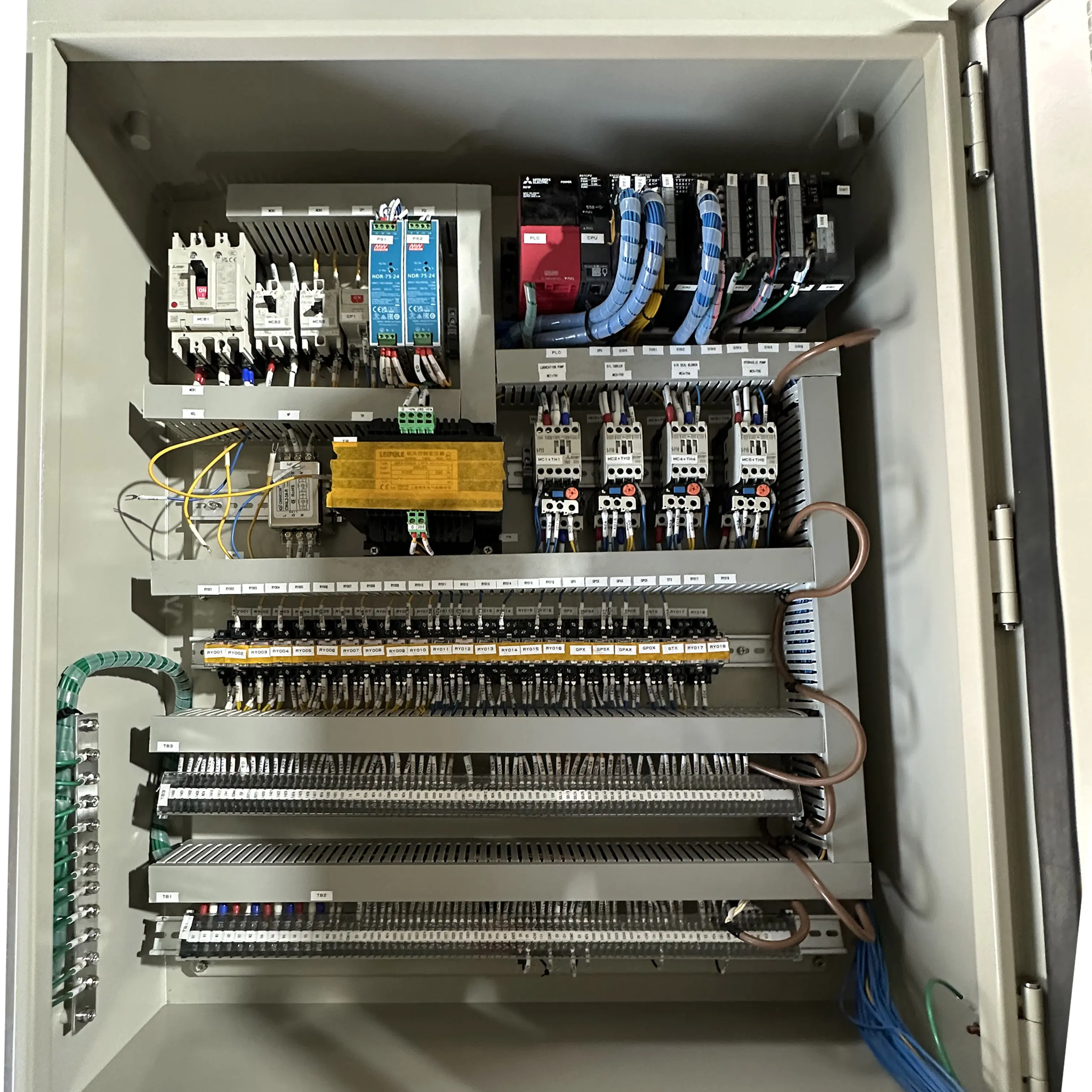 Steuerungssystem Plc programmierbarer Pumpensteuerungsschrank Dcs-System variable Frequenz Steuerschrank Verteilungskabel