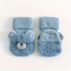 Chaussures et chaussettes chaudes, tendance et durables pour tout-petits, en coton éponge épais pour l'hiver, antidérapantes, avec logo personnalisable - Product Image 4