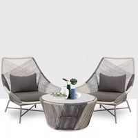 Chaise en rotin élégante, ensemble de meubles de jardin, convient pour le salon et l'extérieur.