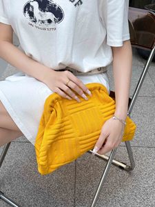 Bolso de punto con textura vertical y cierre Kiss Lock, estilo coreano, gran capacidad, neceser versátil, color caramelo, bolso de mano diario, bolsa de aseo. - Product Image 2