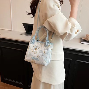 PU y tela nuevo estilo chino señoras de lujo elegante Flor Mariposa bordado cubo bolsas para ropa china Han - Product Image 4