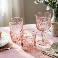 Élégantes coupes à vin rétro en verre soufflé à la main avec motif floral en relief pour usage quotidien et événements
