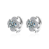 Boucles d'oreilles créoles trèfle à quatre feuilles en moissanite haut de gamme, électroplaquées argent sterling 925, style luxe léger, pour femme, toutes occasions, modèle XKZ016