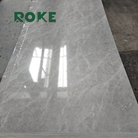 Panneau et panneau muraux de décoration intérieure en marbre alternatif d'usine OEM Revêtement UV en marbre imité Feuille de plastique PVC