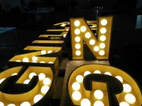 Panneaux publicitaires carrés étanches personnalisés, boîtes lumineuses, écrans LED durables pour restaurants et vitrines