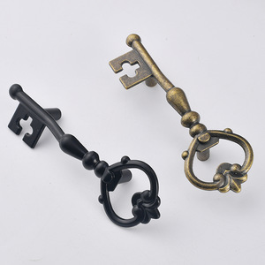 Poignées de tiroir de style antique en forme de clé, en alliage de zinc, espacement de 58 mm, design traditionnel pour armoire ou boîte à bijoux - Product Image 2