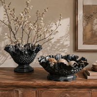 Vase en céramique noir mat avec texture gaufrée et bord festonné, sur piédestal, pour table console et décoration intérieure