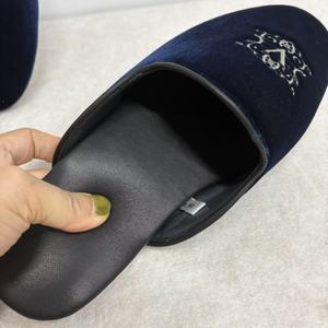 Chaussons d'hôtel personnalisés en velours brodé avec logo, 5 étoiles, pour femmes et hommes, en cuir véritable souple, silencieux, fabriqués en usine - Product Image 4