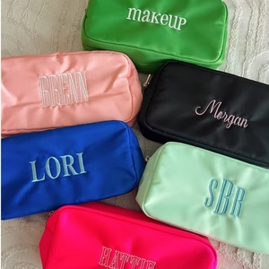 Sac de maquillage brodé à fermeture éclair de couleur unie sac de toilette en nylon brodé de voyage sac cosmétique de cadeau de demoiselle d'honneur de mariage - Product Image 3