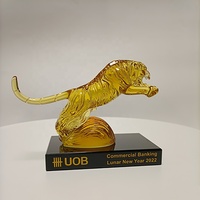 Modèle de tigre mascotte 3D en verre Liuli jaune, récompense en cristal sculpté, souvenirs, cadeau d'affaires, gravure laser personnalisée, ensemble de bureau pour anniversaire