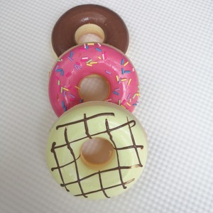 Juguete Blandito de Donut de 10cm, Famoso en Internet, Material PU Suave, Modelo de Postre Realista y Minimalista, Ideal para Fondos de Fotos Relajantes - Product Image 3
