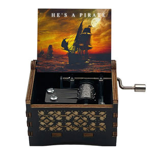 Caja Musical de Madera con Manivela de la Película Piratas del Caribe, Movimiento Musical de Cuerda, Regalo de Madera Especial y Adorable para Cumpleaños de Amigos - Product Image 1