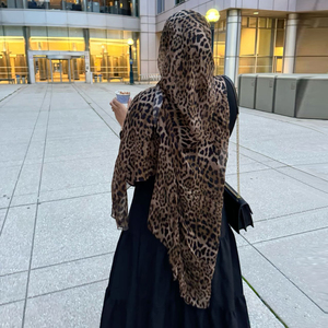 Sharut vendita calda all'ingrosso scialle musulmane leggero <span class=keywords><strong>sciarpa</strong></span> di cotone morbido grande leopardo stampa Hijab <span class=keywords><strong>sciarpa</strong></span> Hijab in viscosa - Product Image 2