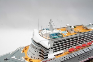 Modèle de bateau de croisière Queen Mary 2 en bois de qualité supérieure, édition spéciale GIA NHIEN QUEEN MARY 2, avec logo OEM. - Product Image 6