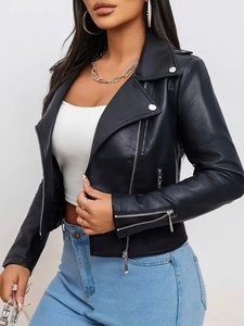 Blouson moto court noir en similicuir pour <span class=keywords><strong>femme</strong></span>, avec revers, fermeture éclair asymétrique, épaulettes et multiples poches zippées, coupe slim, style motard - Product Image 6