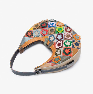 Bolso de mujer de cuero genuino con flores empalmadas en colores, adecuado para un solo hombro, cuerpo cruzado y transporte a mano - Product Image 6