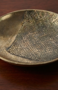Bandeja de Servir Redonda de Metal Dorado Antiguo, Plato Decorativo Texturizado con Borde Elevado para Mesa de Comedor, Hogar, Restaurante, Hotel, Catering - Product Image 5
