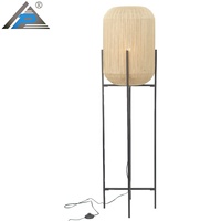 Lampadaire LED design industriel moderne, beige naturel, pieds trépieds en fer noir et bois, rotin tressé, base E27, étanche, haute luminosité