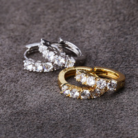 Boucles d'oreilles créoles Huggie de luxe serties de zircons, base en laiton plaqué or/argent et zircons sertis à griffes