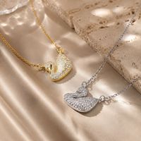 Collier à breloque élégant en acier inoxydable 316L plaqué or 18K PVD et argent, avec pendentif cygne entièrement pavé de zircone cubique et chaîne à maillons câblés
