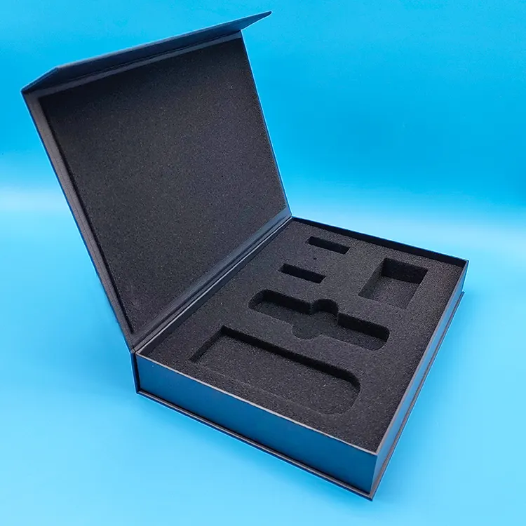 Buen precio cartón rígido UV spot logo textura magnética papel regalo caja negra con inserto de espuma