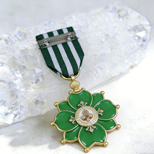 Broche médaille florale royale vintage personnalisée, badge en émail vert avec ruban rayé vert et blanc, médaille de collection plaquée or - Product Image 1