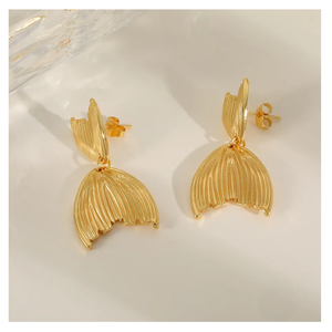 Pendientes de tuerca de acero inoxidable elegantes vintage, diseño de mariposa y flor multicapa, colgante de gota de perla chapado en oro, hipoalergénico - Product Image 4