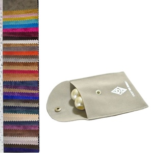 Pochette à bijoux en daim gris clair avec fermeture à bouton-pression et logo argenté personnalisé - Product Image 1