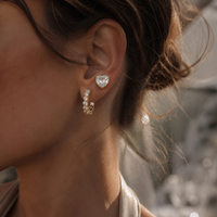 Aros Huggie de Acero Inoxidable con Oro de 18K de J&D, con Circonitas Cúbicas Redondas en el Frente, Hipoalergénicos, Joyería Discreta de Lujo